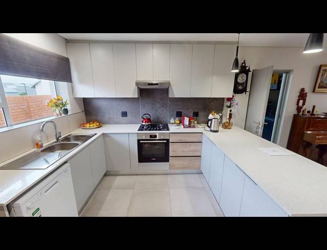3 BEDROOM TOWNHOUSE FOR SALE IN GEORGE SOUTH